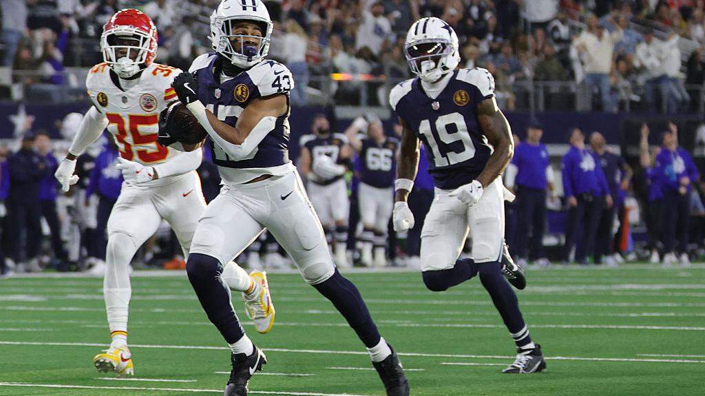 NickHarrisFWST's tweet card. Just seven months ago, Malik Davis thought he had walked out of the Cowboys facility for the last time. On Thanksgiving, he was the hero.