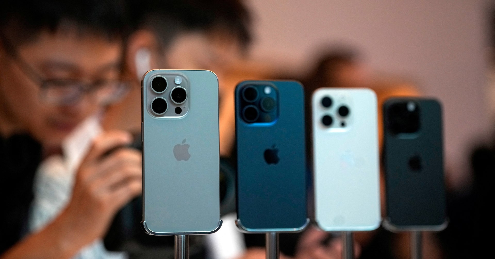 smartenlight's tweet card. Apple is in talks to build Google's Gemini artificial intelligence engine into the iPhone, Bloomberg News reported on Monday, citing people familiar with the situation.