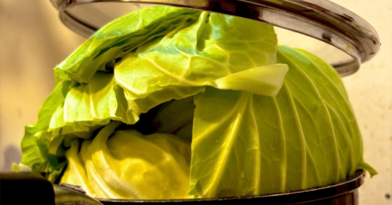 takeuchi_posts's tweet card. 皆さん、こんにちは！マーケティング専門家のタケウチ モンドウです。 ​さっそくですが、料理研究家のリュウジさんのX（旧Twitter）での「信じてるからな」というフレーズが、今、ネット上で大きな話題になっているのをご存知ですか？これは、リュウジさんが自身のレシピの簡単さや美味しさを保証する際に使う、親愛の情がこもった一言です。 ​一見、単なる流行語のように見えますが、実はこれ、現代のSNS時...