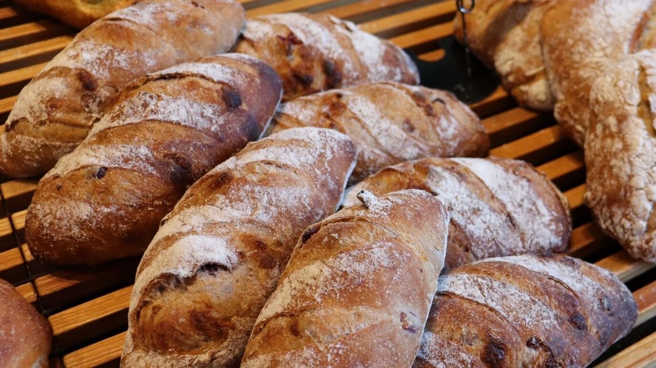 YahooNewsTopics's tweet card. 7割のパン屋が「黒字」に、課題は「納得感ある値上げ」　コスト高で急増していた「パン屋」の倒産が、一転して大幅に減少した。全国で発生したパン屋の倒産（負債1000万円以上、法的整理）は、2025年1-