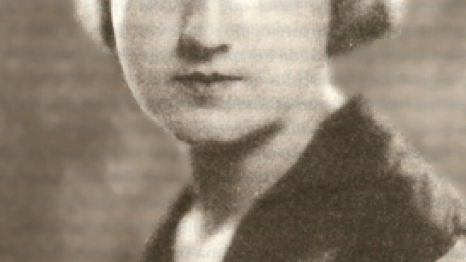 publico_es's tweet card. Escribió poemas, firmó crónicas desde el frente, fue pionera del feminismo en España y se convirtió en la primera mujer en ser miembro de la directiva de un club de fútbol.