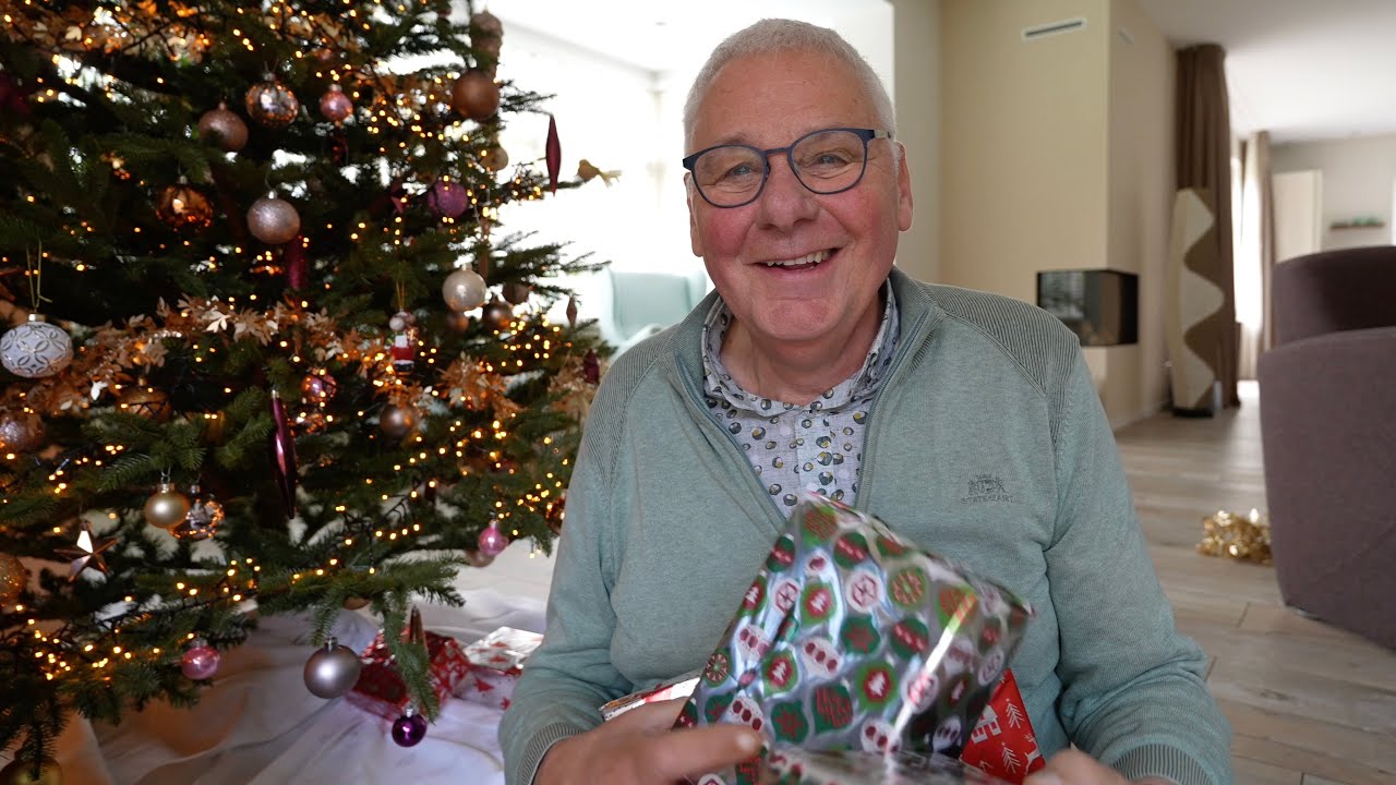 JandeHoop's tweet card. Ik blaas, versier, bak, vecht met AI, bij de radio en duik de koffer...