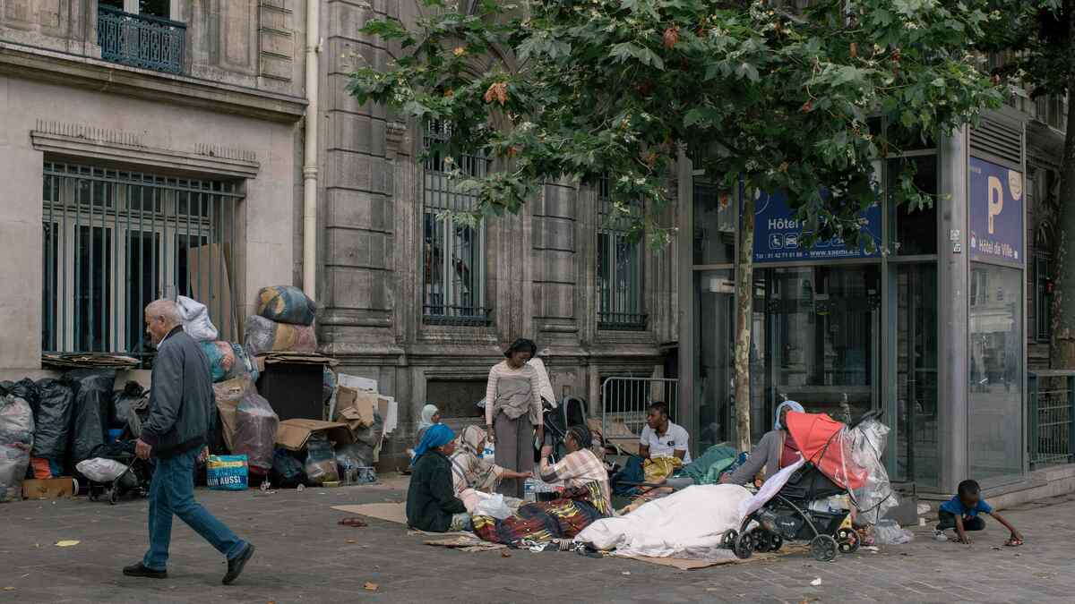 thinkspolypara's tweet card. フランス政府はオリンピック前に、ホームレスの移民を何千人とバスに乗せ、パリから送り出した。移民たちによると、彼らはパリの外で住む場所を約束されていたが、遠くの見知らぬ場所で路上生活を強いられるか、強…