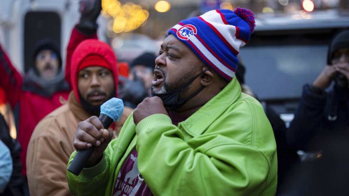 wxyzdetroit's tweet card. Akron, Ohio police arrested the father of Jacob Blake and aunt of Breonna Taylor on Wednesday while protesting the police killing of a 25-year-old Black man.