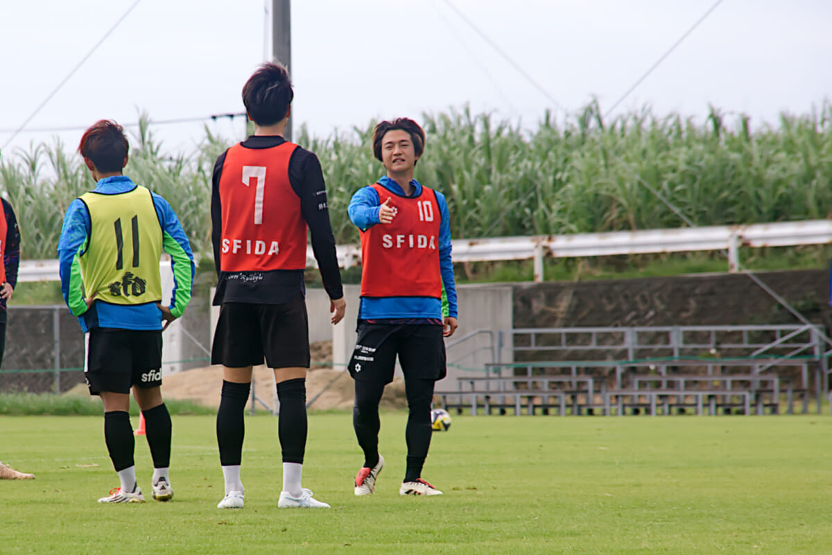 ryukyu_soccer's tweet card. シーズン途中、愛媛から完全移籍で加入した石浦大雅。ピッチ上で魅せる直感的なプレー、ビルドアップを担う冷静さ、そして球際での強さ…そのすべてが、わずか半年で琉球の中心に欠かせない存在へと押し上げた。環境も役割も変わる中で自分を失わず、むしろ色を濃くしてきた石浦は、静かに、しかし芯のある声で語った。今季の戦いをどう受け止め