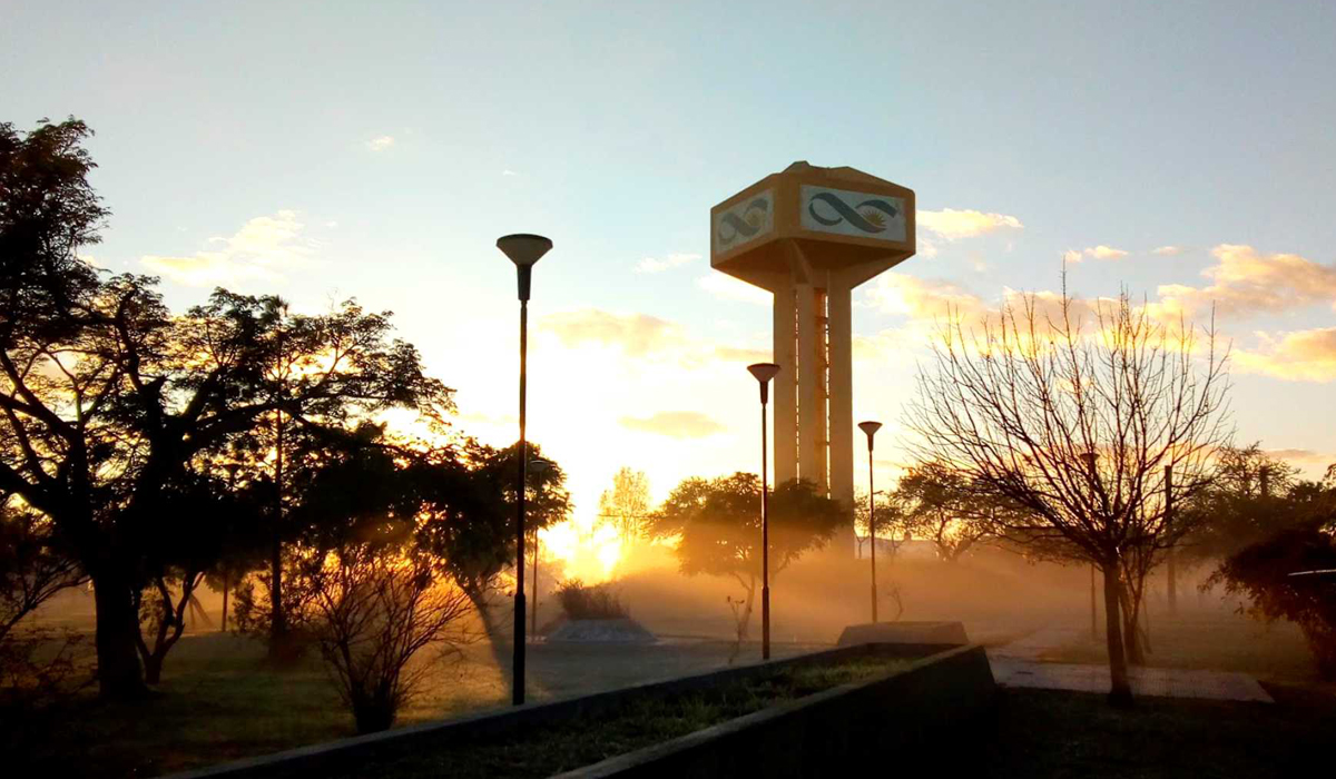 Radio_Eme's tweet card. En una carta abierta, científicos santafesinos alertaron sobre la falta de financiamiento, la emigración de jóvenes y el deterioro de proyectos estratégicos. Hugo Ortega, del ICIVET, advirtió que “se...