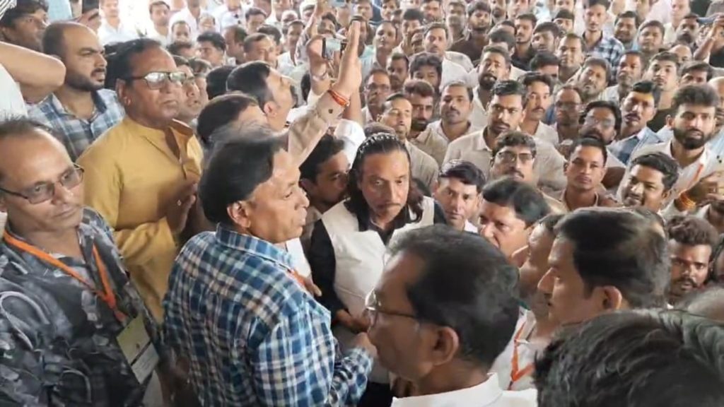 garg_pawankumar's tweet card. कृषि आदान विक्रेताओं की मांग है कि सैंपल फेल होने पर दोष कंपनी का हो, विक्रेता का नहीं। जानें इस मुद्दे पर और अधिक जानकारी।