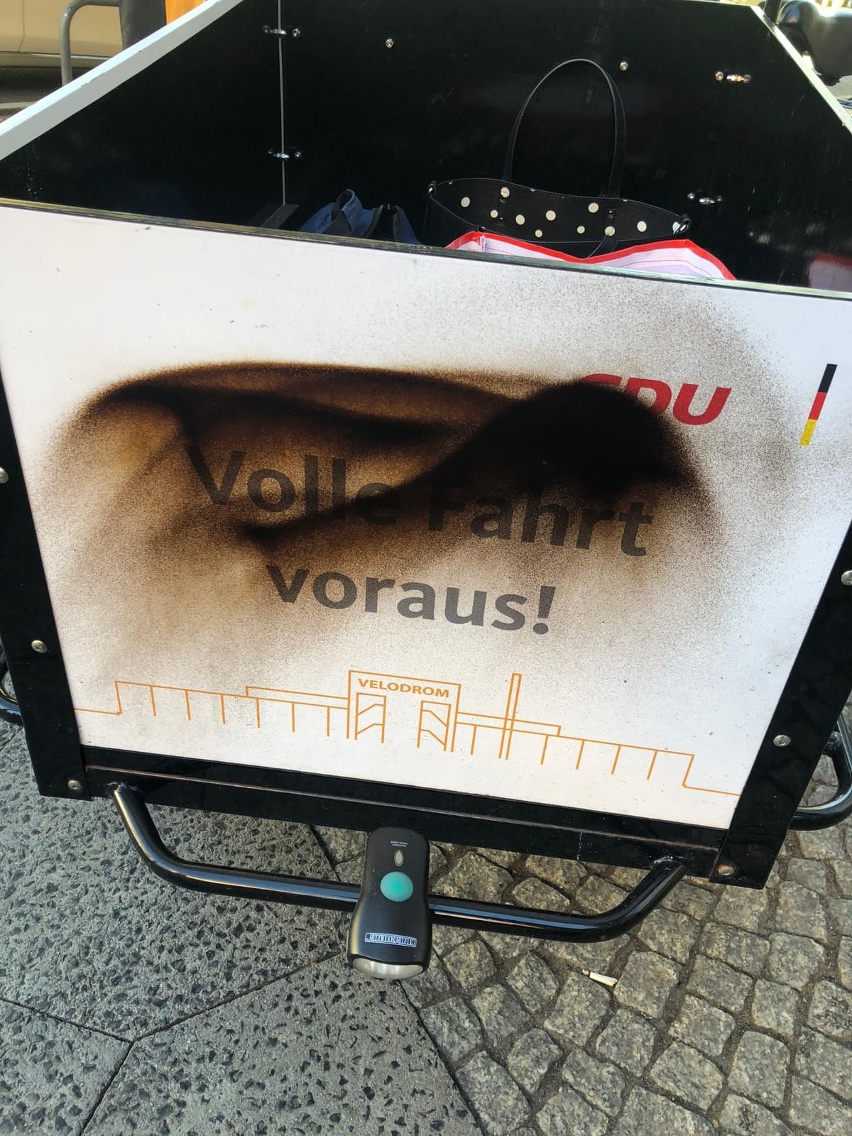 Kiezpartei's tweet card. Am Samstag, den 29. September 2019, wurde unser Infostand in der Grünen Stadt tätlich angegriffen. Drei unserer ehrenamtlichen Parteimitglieder standen mit Infomaterial und Einladu