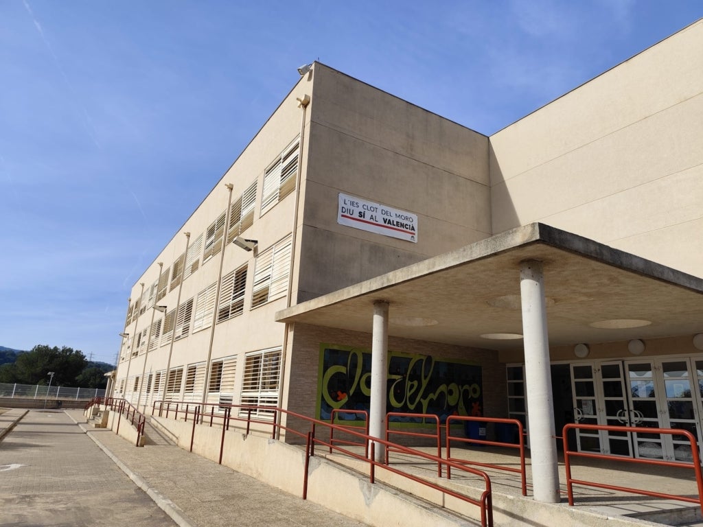 diarilaveucat's tweet card. Educació amenaça un claustre per una jornada a favor del valencià