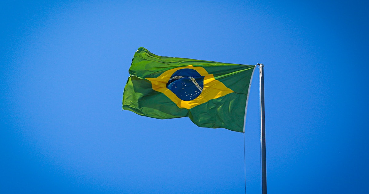 DCryptoshy's tweet card. Brasil lanza la TV 3.0: señal abierta con blockchain, stablecoins, NFTs y Web3. ¿Comprar desde el sofá con cripto? Te lo explicamos con humor y sarcasmo en CriptoKaizen.