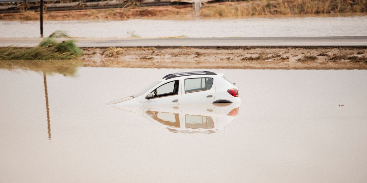 rahmstorf's tweet card. Hitze und Überschwemmungen, Dürre und Waldbrände verursachen weltweit großes Leid. Die Zunahme der Extreme wurde seit Jahrzehnten richtig vorhergesagt – dank einem einfachen physikalischen Gesetz.