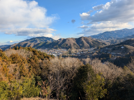 xuonix_com's tweet card. 神奈川県藤野。そこに点在する藤野15名山 北部8座は、標高500～880mの山々をつなぐ縦走ルート。累積標高登り1,759m、下り1,678m、総距離24.3km。長距離の尾根歩き、残雪の通過、岩場のアップダウン。体力・...