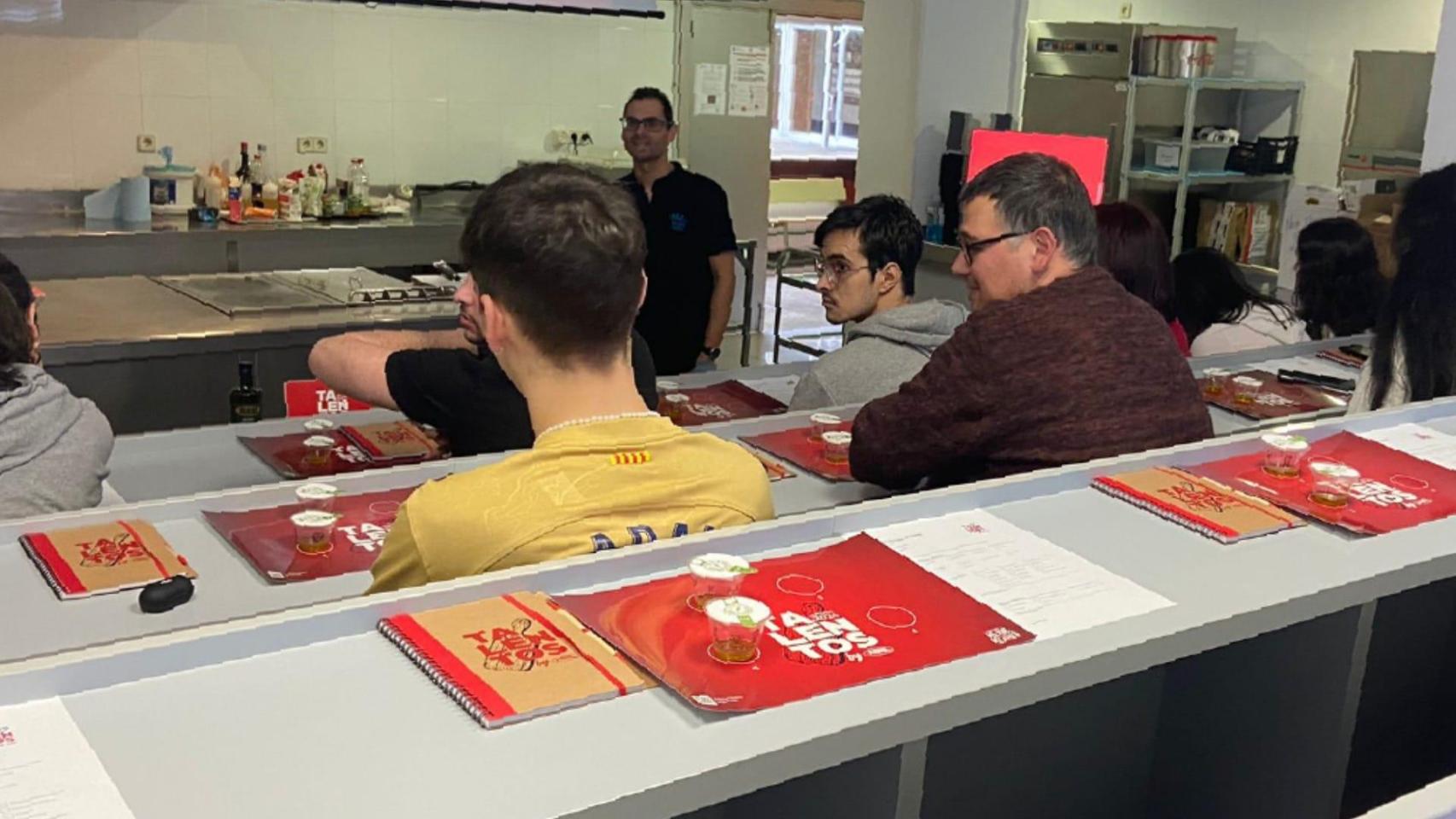 CIFPCOMPOSTELA's tweet card. Se trata de Gabriel Lourido (22 años) del CIF Compostela de Santiago y de Jaboco Diz (21 años) del CIFP Paseo das Pontes de A Coruña