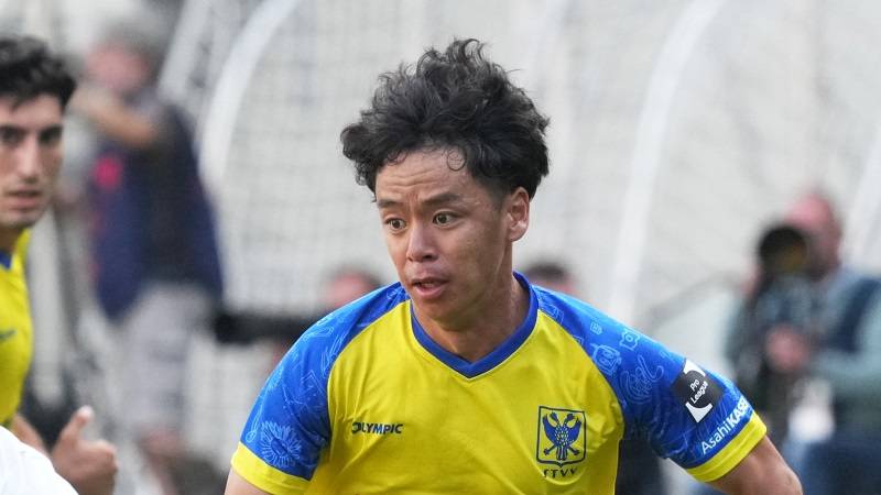 FootballTribeJP's tweet card. 　シント=トロイデンVV（STVV）所属の日本代表MF伊藤涼太郎に、移籍の可能性がある模様。アルビレックス新潟から海外挑戦を果たした主力選手の去就について、STVV指揮官が語っている。 　伊藤の去就を巡っては、現地メディ … Continue reading "新潟から欧州挑戦。伊藤涼太郎が移籍か！シントトロイデン監督「高額オファーが…」"