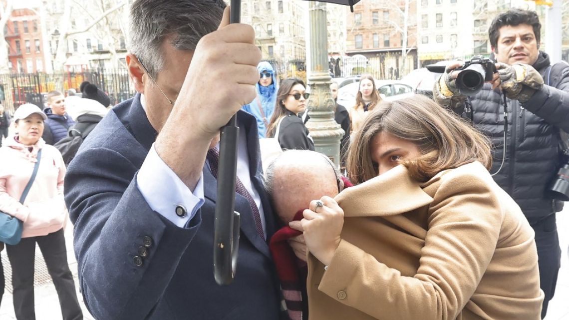 RodoadrianDM's tweet card. Las condenas por cada cargo contra Joe Lewis iban desde los cinco a los veinte años de prisión. Pero el empresario británico, confesó, pagó y logró tres años de libertad condicional.