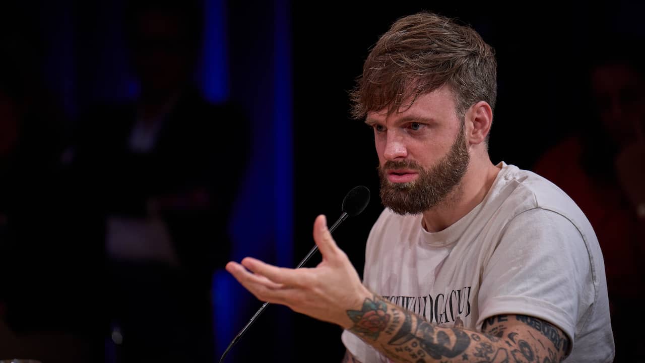 TinekeSenf's tweet card. Het programma BOOS heeft een fragment verwijderd uit haar laatste aflevering over zogenaamde Hitlergroeten van Feyenoord-fans. Het programma meldt niet te kunnen bewijzen dat de gebaren antisemitisch...