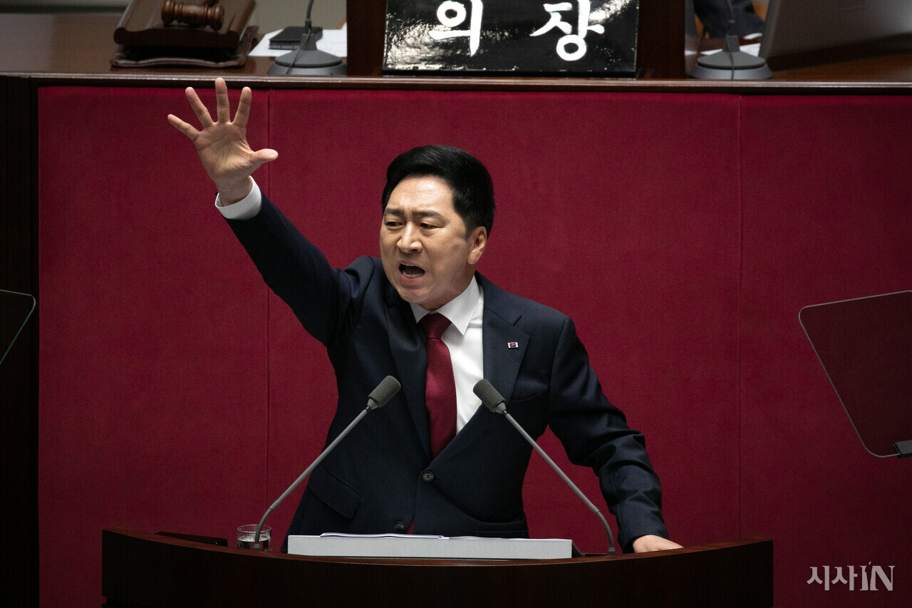 sisain_editor's tweet card. “세상에 이런 법이 어딨어.” 우리가 자주 하고 듣는 말. 네, 그런 법은 많습니다. 변호사들이 민형사 사건 등 법 세계를 통해 우리 사회 자화상을 담아냅니다.