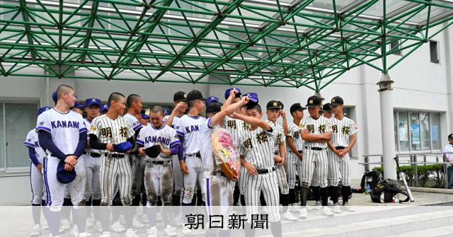 asahi_koshien's tweet card. 　（10日、高校野球秋田大会2回戦、明桜2―3金足農）　三回1死、左越えの二塁打を浴びて2点目を許した。明桜のエース加藤悠羽（ゆうわ）投手（3年）はマウンドを譲り、三塁手に回った。それからは、わき上が