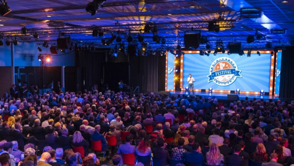 ChrisAalberts's tweet card. Wynia's Week: Datum: 29 november 2025. Categorie: VVD. Auteur: Pieter de Jonge. Artikel: Partijtop VVD moet zich afvragen of het wel aantrekkelijk is om lid te zijn van een vereniging die uitsluitend...