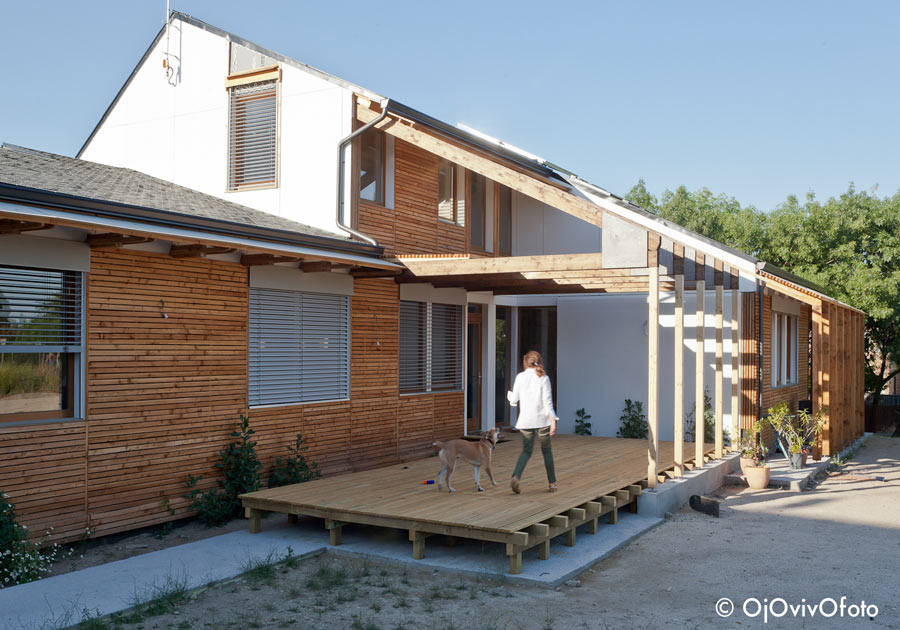 EsAmabl's tweet card. Te contamos por qué construimos con madera. La decisión más inteligente y sostenible para construir tu casa.