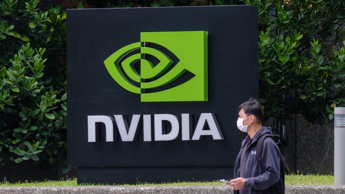 tech2eets's tweet card. Nvidia will incur $5.5 billion in charges after US export restrictions on its H20 AI chip to China. Nvidia’s shares fell 6 percent, and AMD’s shares dropped 7 percent.