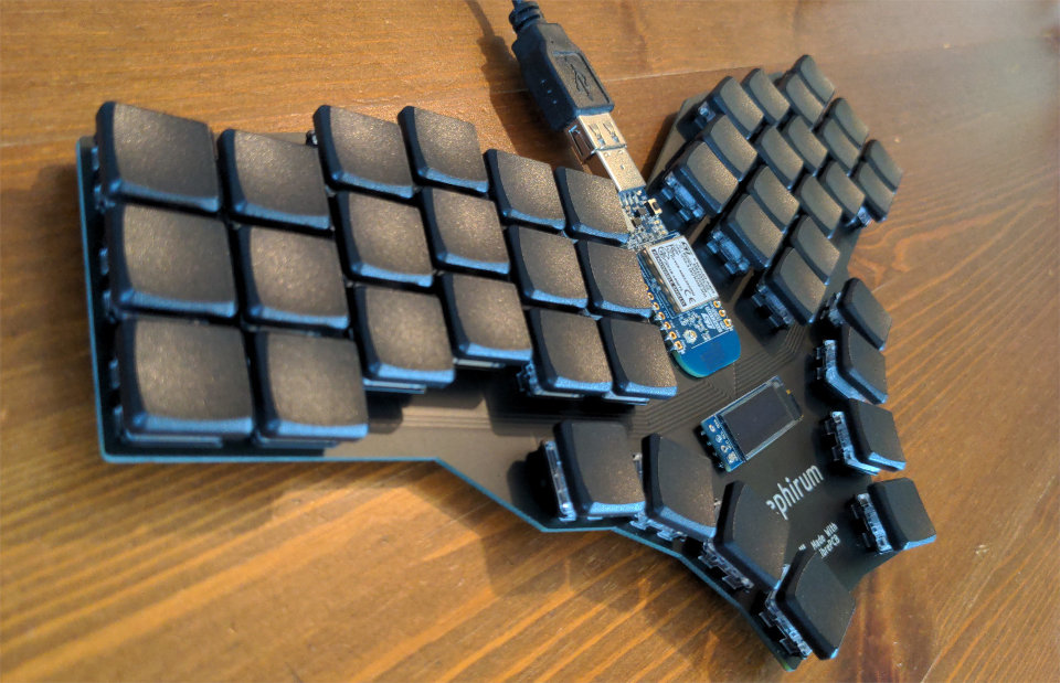 KbdNews's tweet card. An ergo monoblock angled keyboard with some unique features by cdc_mkb.