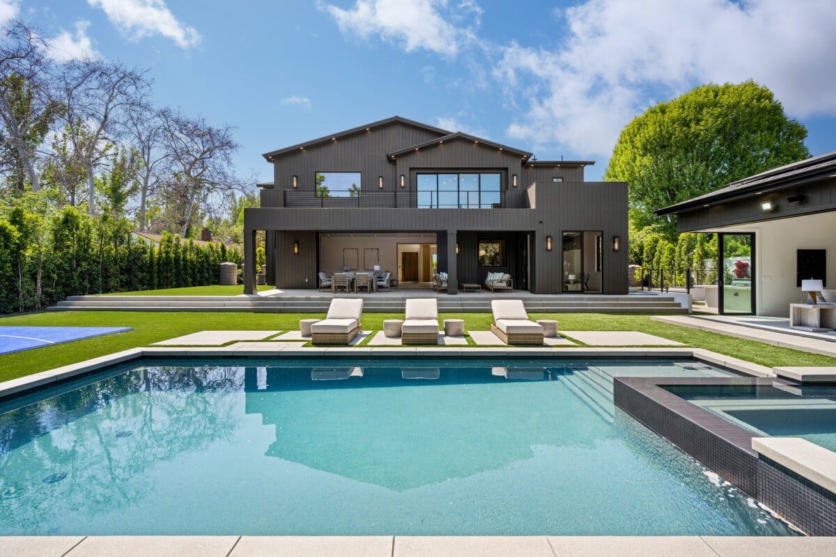 OptimalWindows's tweet card. Find out why glass thickness matters for your windows. Thicker glass can help you save energy and enhance comfort for your Frisco home.