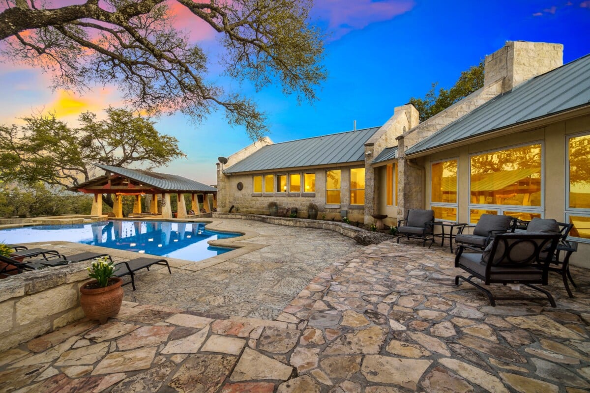 OptimalWindows's tweet card. Learn about the best window glass options to combat the Dallas heat and reduce cooling costs while enhancing indoor comfort.