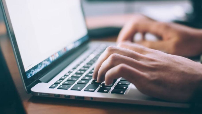 Deshkalnews's tweet card. Have you ever wondered why the keyboard we use every day on computers and smartphones looks a bit unusual?