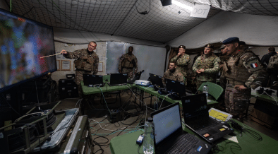 ForcesOperation's tweet card. Entre dispersion et discrétion, agilité et protection, les postes de commandement français évoluent pour mieux survivre face aux nouvelles menaces, à commencer par des drones omniprésents. Exemple...