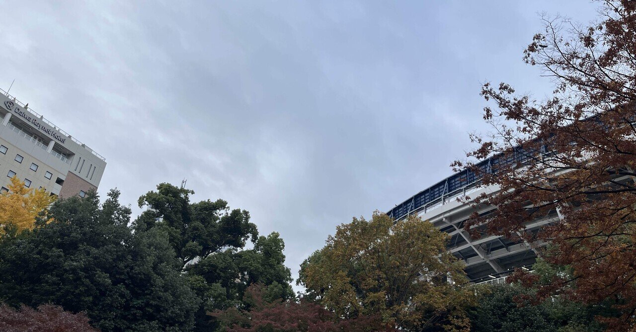 hamano_SH's tweet card. 推し活という言葉はもはや誰にでも通じるようになった。 ことしわたしは球場という現場へ復帰したわけで、ついでに長らく封印していたミラーレス一眼レフカメラまで引っ張り出した。 未成年のころは、家族で観戦しに行っていた。 もちろん資金は両親が稼いだお金だから、数は行けない。 オトナになったら絶対、免許取っていろんなところへ追っかけるぞ！ と意気込んだが、免許は取れたが運転は性格に合っておらずペーパ...