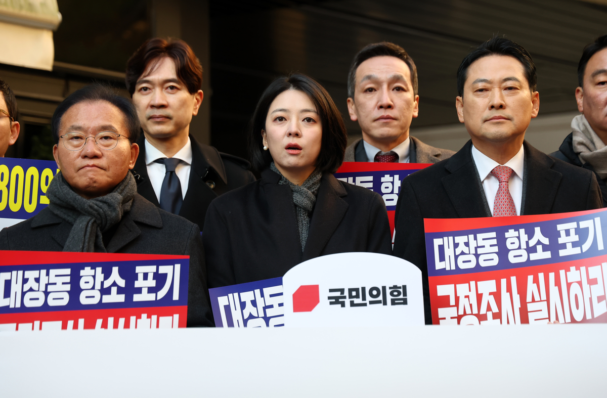 kzaanfever's tweet card. 배현진 국민의힘 의원이 29일 윤석열 전 대통령 부부와 절연해야 한다는 취지로 밝혔다. 배 의원은 이날 페이스북에 “진정 끊어야 할 윤석열 시대와는 절연하지 못하고 윤 어게인, 신천지 비위 맞추는 정당이 돼서는 절대로 절대로 내년 지방선거에서 유권자의 눈길조차 얻을 수 없다”라고 썼다. 그는 “왕이 되고 싶어 감히 어좌에 올라앉았던 천박한 김건희와 그...