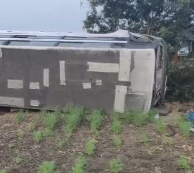 navasamajanews's tweet card. ಚಾಲಕನ ನಿಯಂತ್ರಣ ತಪ್ಪಿದ (Crime) ಪರಿಣಾಮ ಕೆಎಸ್‌ಆರ್‌ಟಿಸಿ (KSRTC) ಸ್ಲೀಪರ್ ಬಸ್ ಒಂದು ಪಲ್ಟಿಯಾಗಿರುವ (Road Mishap) ಘಟನೆ ಆಂಧ್ರಪ್ರದೇಶದಲ್ಲಿ ನಡೆದಿದೆ