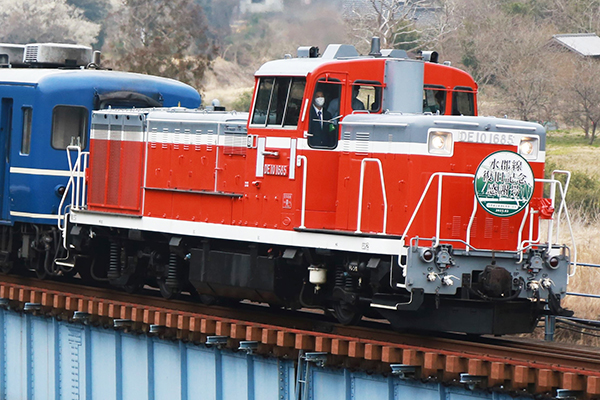 jyoshobashi's tweet card. 取材日（特記以外）：'22.3.27text & photo：福島鷺栖　かつて各地のローカル線では機関車が貨物や客車を牽引する姿が日常的に見られました。ですが近年、その光景は機関車そのものが数を減らしつつあることから、見られる機会がほとんどなくなってしまいました。特に筆者にとっては水郡線をはじめとしたローカル線でイベント列車を牽引したJR東日本所属のDE10の活躍シーンは記憶に残