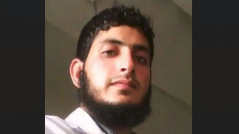 sauramtv's tweet card. ನವದೆಹಲಿ: ಕೆಂಪು ಕೋಟೆ ಬಳಿ ಕಾರು ಸ್ಫೋಟ ಪ್ರಕರಣಕ್ಕೆ ಸಂಬಂಧಿಸಿದಂತೆ ತನಿಖಾಧಿಕಾರಿಗಳು ಹಲವಾರು ಸ್ಫೋಟಕ ಮಾಹಿತಿಗಳನ್ನು ಬಯಲು ಮಾಡಿದ್ದಾರೆ. ಪ್ರಕರಣದ ಪ್ರಮುಖ ಆರೋಪಿ ಮುಜಾಮ್ಮಿಲ್‌ 6.5 ಲಕ್ಷ ರೂ.ಗೆ ಎಕೆ-47 ರೈಫಲ್‌ ಖರೀದಿಸಿದ್ದ ಮಾಹಿತಿಯೂ...