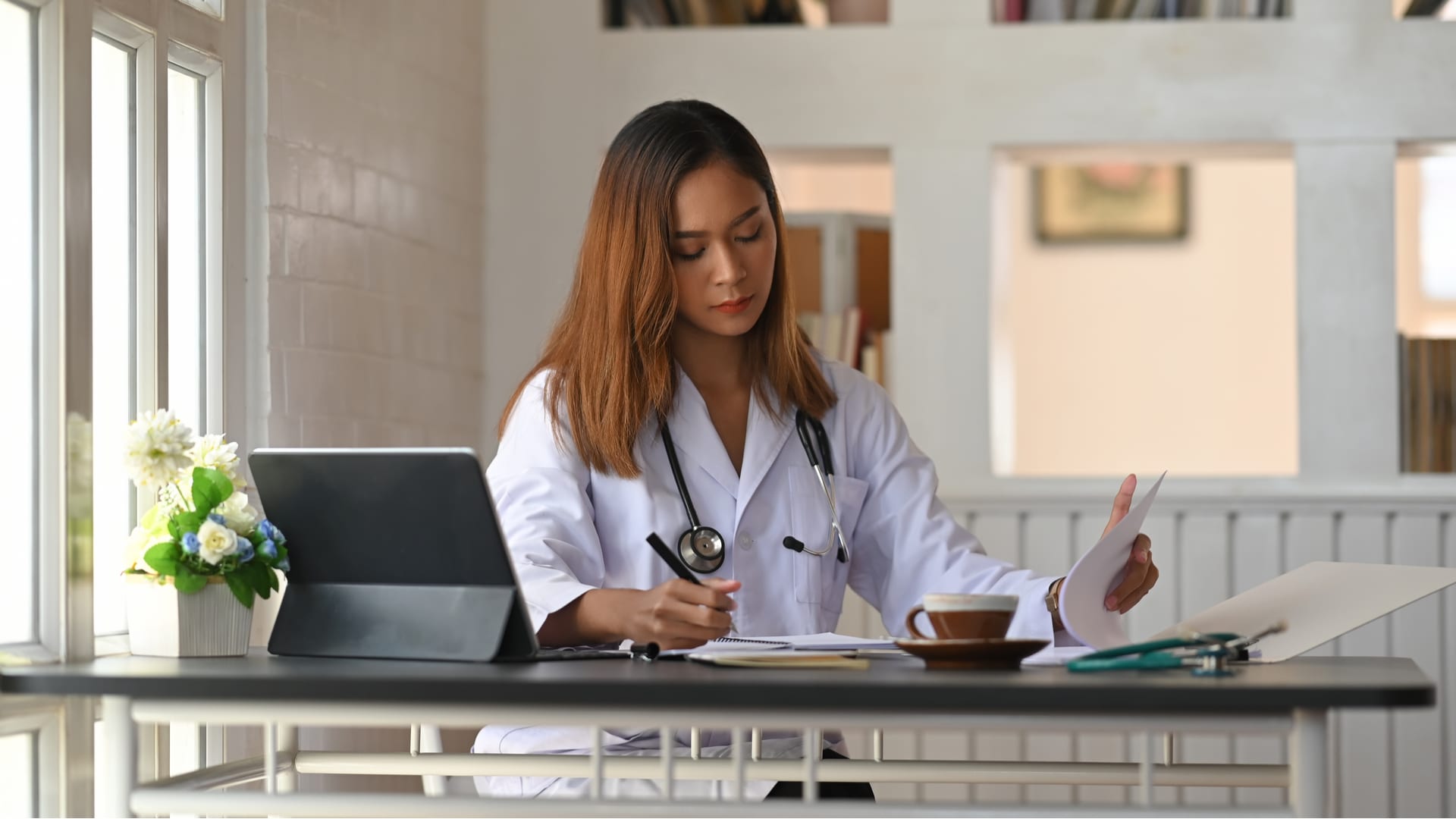 redhackingsec's tweet card. Los cibercrímenes venían en aumento, pero la pandemia lo ha empeorado todo. Las puertas de entrada se multiplican con el teletrabajo, los hospitales son un blanco y las fake news proliferan