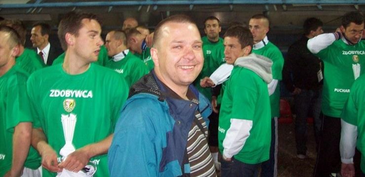 Slasknet's tweet card. Przypadkowo spotkał autokar Śląska Wrocław, śledził go i trafił na tajny sparing. Zrugał na wyjeździe VIP-a za wyzywanie Tarasia, a za krytykowanie go napisał do gazety list. Był świadkiem triumfów i...