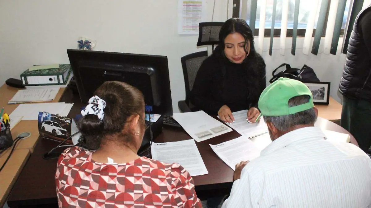 SoldeTlaxcala's tweet card. Más de 200 tlaxcaltecas ya recibieron créditos iniciales de 5 mil pesos para hacer crecer sus proyectos