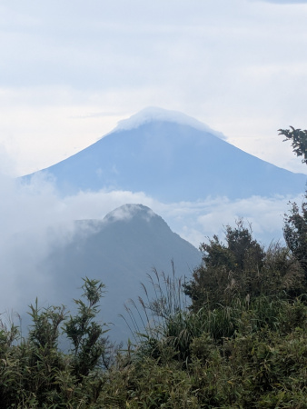 xuonix_com's tweet card. 駅前はまだ薄暗く、ひんやり冷たい。靴紐をギュッと結び、ザックを背負う。今日の縦走は明神ヶ岳から明星ヶ岳まで。距離は控えめだが、樹林帯が永遠に続く、静かな山歩きの魅力が詰まった道だ。 山の紹介 明神ヶ岳（1,169m）箱根...