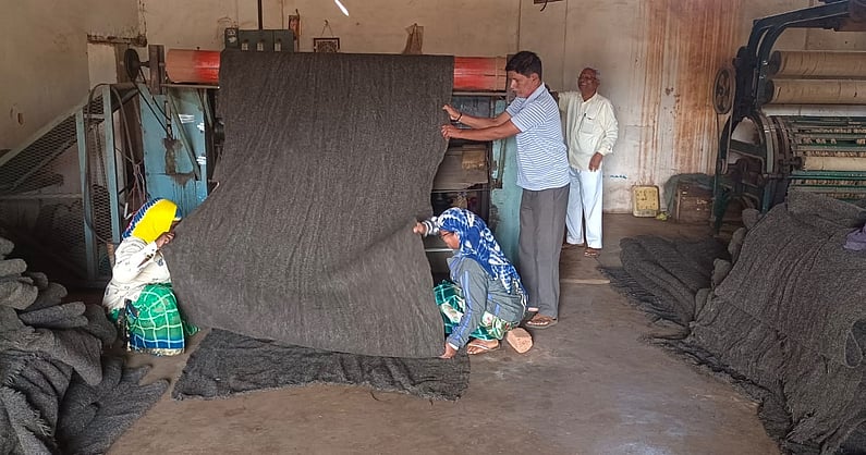 prajavani's tweet card. ಕುರಿ ಉಣ್ಣೆ ಕೊರತೆ: ಸಿಗದ ಸೌಲಭ್ಯ