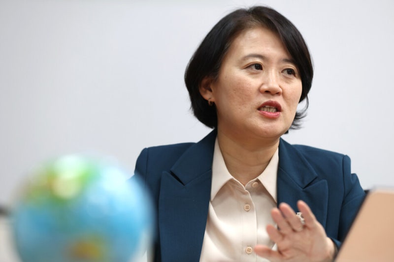 jeehye_no1's tweet card. '국회 기후특위 간사' 박지혜 더불어민주당 의원 "53~61% NDC는 상징성과 현실 가능성 모두 고려한 절충점" "높은 목표 있어야 정부도 투자하고 기업도 기술 개발 추진" "아직도 '내란 종식' 외쳐야 하는 현실