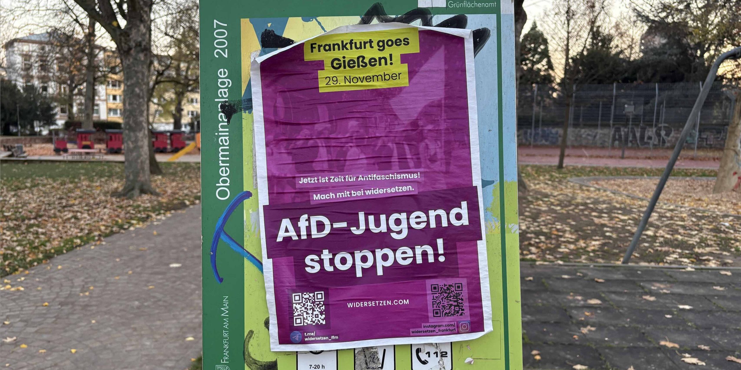 ChrisAalberts's tweet card. In een park in Frankfurt hangt een plattegrond. Er is een poster overheen geplakt: AfD-Jugend stoppen! Jetzt is Zeit für Antifaschismus! Mach mit bei widersetzen. We moeten het verzet in tegen het...