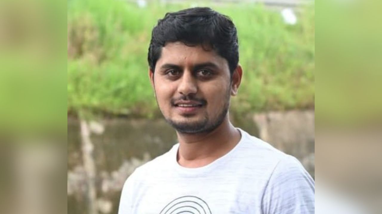 TV9Marathi's tweet card. सकरारकडून दीड कोटींचे थकीत बिल मिळत नसल्याने 35 वर्षीय हर्षल पाटील या तरुणाने जीवन संपवलं आहे. काम करुनही पैसे न मिळाल्याने हर्षल हे तणावात होते. त्यामुळेच त्यांनी टोकाचा निर्णय घेतला आहे.