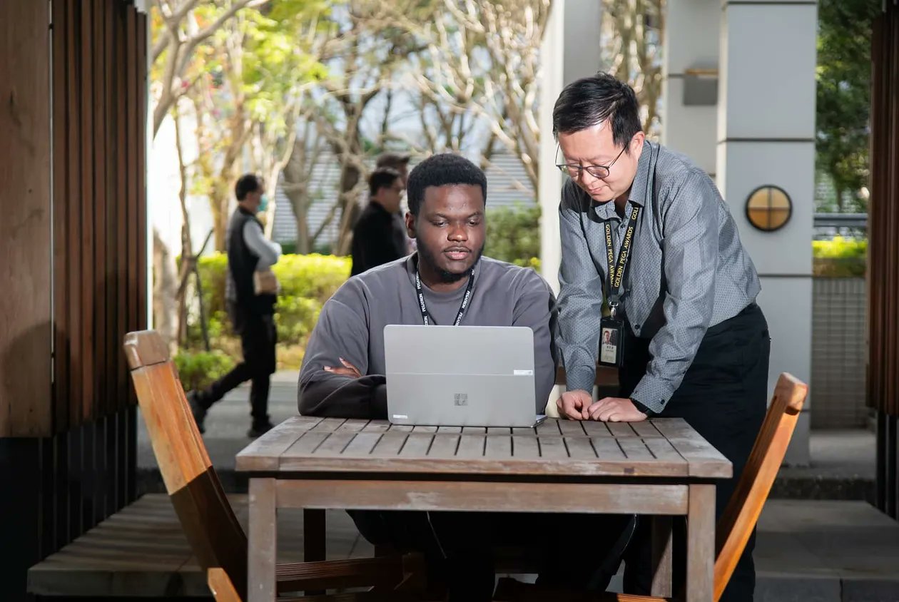 CWM_en's tweet card. A Taiwan university’s initiative has brought together over 100 international students and enterprises. The question arises: what motivates these companies to guide them, and how does this contribute...