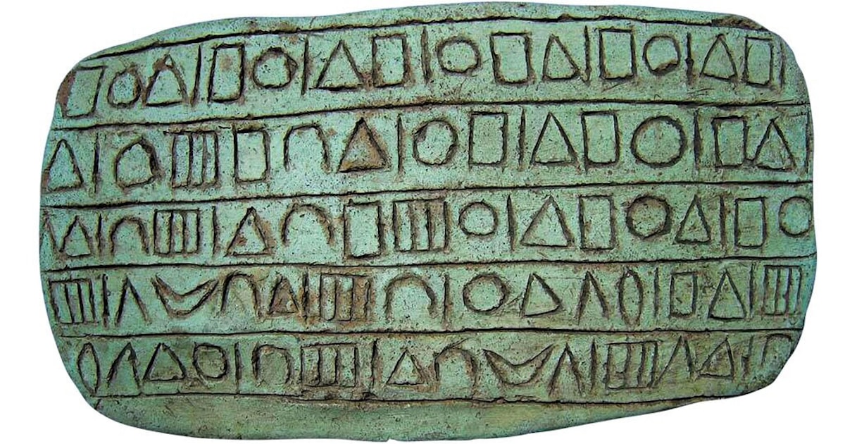 nikkei's tweet card. 2001年、骨董品市場に突然、大量の考古学的遺物が売られはじめた。独特な宝石や、武器、精巧な作りの陶器、酒器、ゲームボードなど、いずれも芸術性が非常に高く、カーネリアン（紅玉髄）とラピスラズリの見事な象眼細工が施されていた。作品には、動物が象徴的に表現されており、動物どうしや人間との戦いも描かれていたが、常に人間が勝利していた。動物たちが広大なヤシの木立の中で草をはむ牧歌的な風景や、寺院や宮殿な