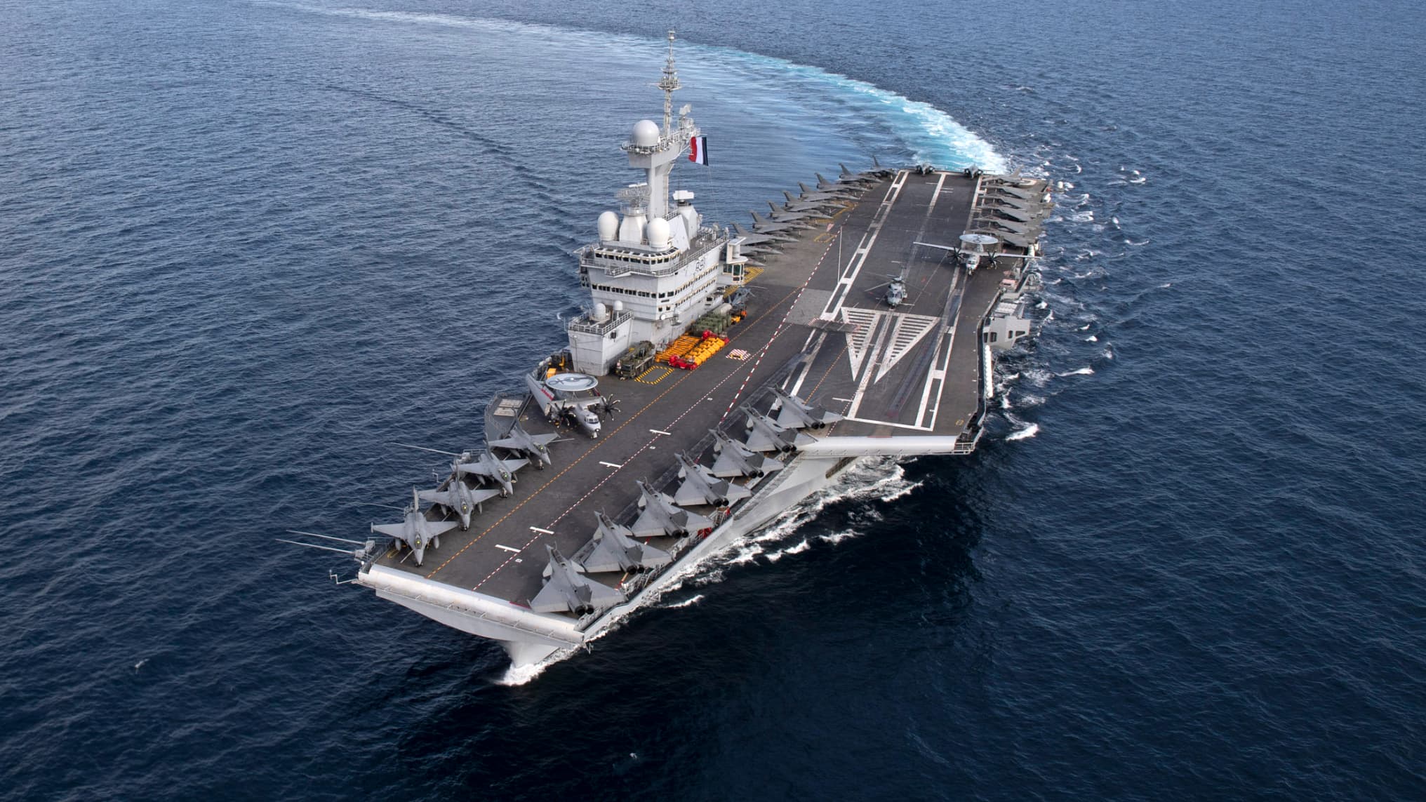 top_force's tweet card. Le réarmement du pays face à la menace russe fait craindre une orientation du budget militaire vers d'autres priorités que le nouveau porte-avion dont l'entrée en service doit pourtant avoir lieu en...