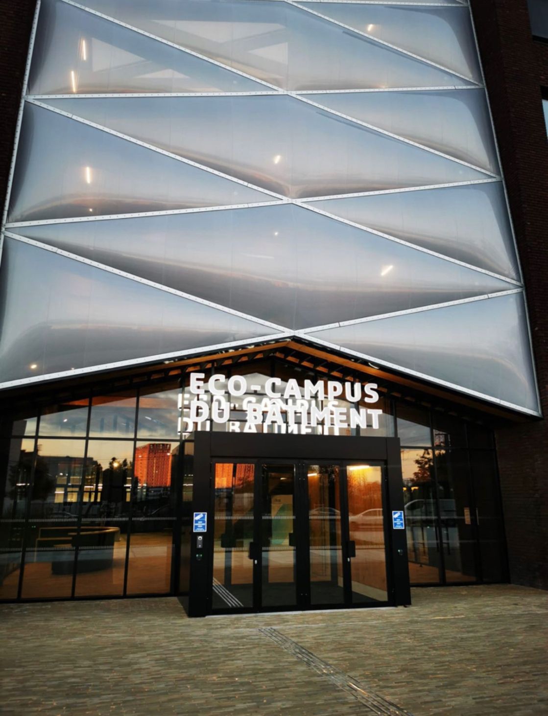 GCCPCOM's tweet card. Ce lundi 5 septembre 2022, nous accueillons nos apprentis dans nos nouveaux locaux de l’#ECOCAMPUSDUBATIMENT ! Voilà 10 ans que nous y travaillons. Rappelez-vous, c’était Bernard LAURENT, Président...