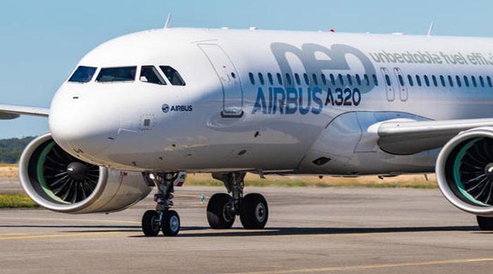 Azhar_Shah121's tweet card. امریکن ائیر لائنز، ڈیلٹا ائیر لائنز، ائیر نیوزی لینڈ اور ترکش ائیرلائنز سمیت کئی کمپنیوں نے پروازوں میں خلل کا انتباہ جاری کردیا