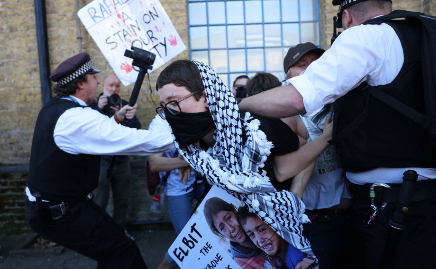 MiddleEastEye's tweet card. Several activists, calling for an end to the genocide in Gaza, received medical treatment amid police clashes at the DSEI event