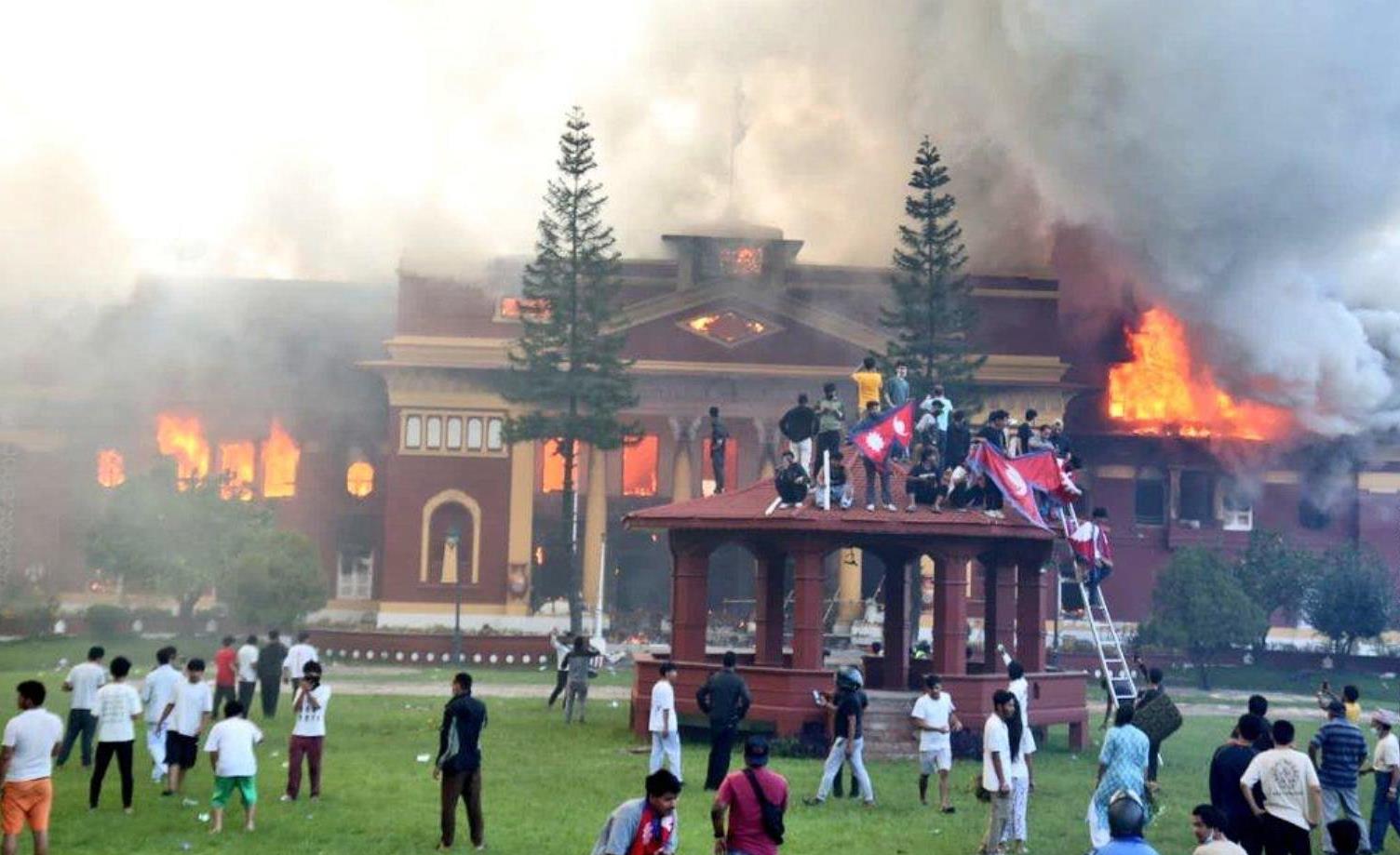 Himal_Khabar's tweet card. सेनाको परमाधिपतिको कार्यालय र आफ्नो नियन्त्रणमा रहेको सिंहदरबार सहित सर्वाेच्च अदालतलाई आगजनीबाट जोगाउन नसकेको भन्दै सेनाको भूमिकाप्रति गम्भीर प्रश्न उठेको छ।